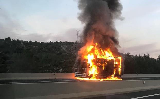 Arde en la A-7 un camión que trasportaba toallitas desmaquillantes