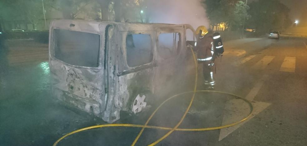 Arden dos vehículos de madrugada en Aldaia