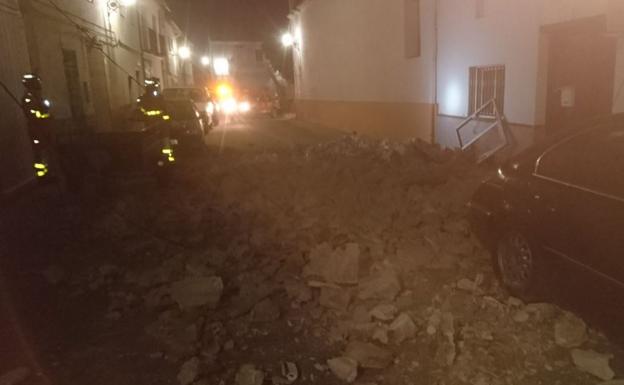 El hundimiento de una casa abandonada en Vallés obliga a desalojar a los dueños de una colindante