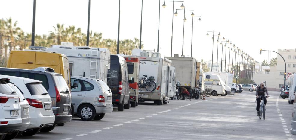 Las autocaravanas toman la playa de la Malvarrosa