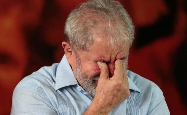 La Justicia asesta nuevo golpe a Lula prohibiéndole salir de Brasil