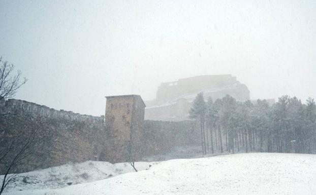 La nieve atrapa coches y obliga a circular con cadenas en la Comunitat