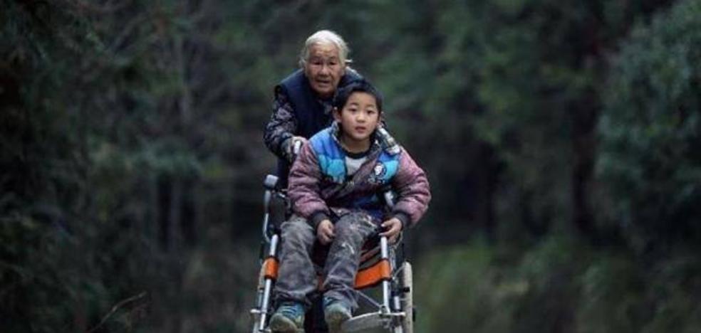 Con 76 años anda 24 kilómetros al día para llevar a su nieto en silla de ruedas al colegio