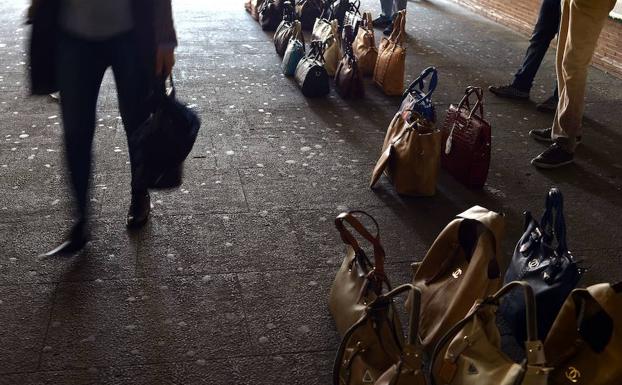 Un hombre encuentra 50 décimos premiados de la lotería de 'El Niño' en un bolso comprado en un kiosco y los entrega a la Policía Nacional