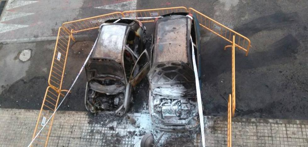 Un incendio calcina dos coches y afecta a otro en la pedanía de Pamis en Ondara