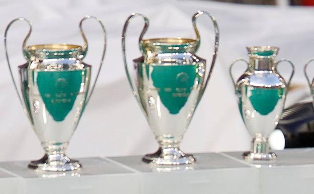 El autobús con los trofeos del Real Madrid, junto a la plaza de toros de Valencia