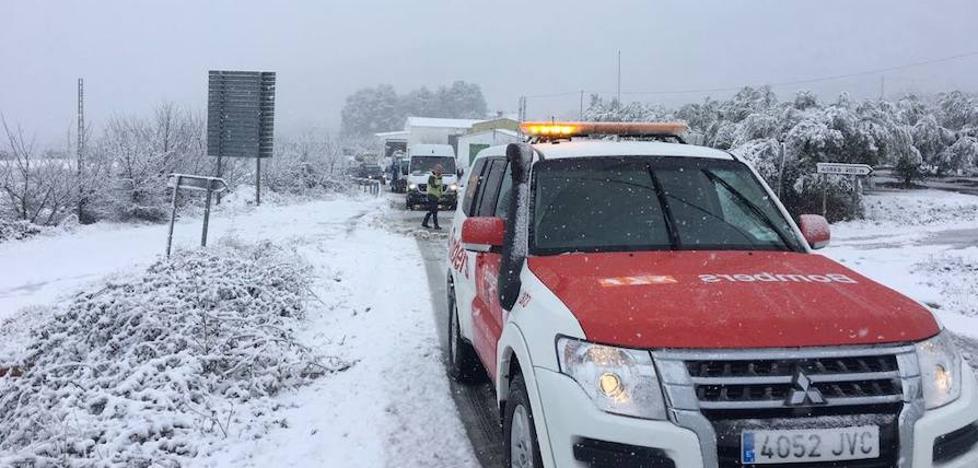 Conductores atrapados, clases suspendidas y municipios cubiertos de blanco