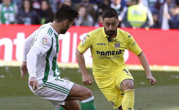 El Betis mira a Europa y frena al Villarreal, que jugó con diez una hora