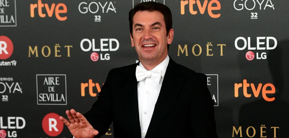Arturo Valls 'apaga' la polémica con gasolina: «¿Hay que premiar a una mujer que ha hecho una peli peor solo por paridad?»