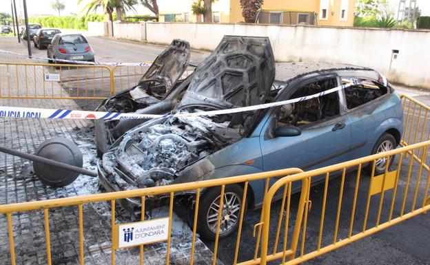 Detienen a un hombre por el incendio de tres coches en Pamis