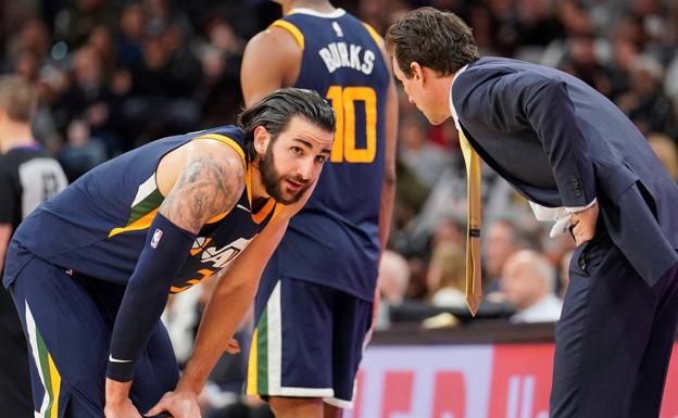 Ricky Rubio, con 'doble-doble', mantiene arrolladores a los Jazz