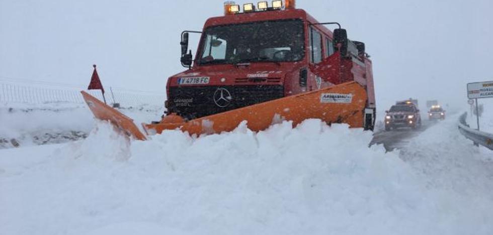 La nieve deja a camioneros atrapados y aísla pueblos