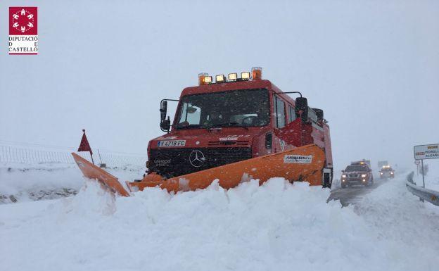 La nieve deja a camioneros atrapados y aísla pueblos