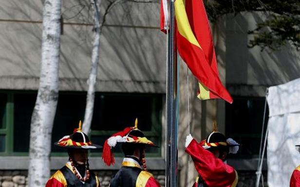 La bandera española ya ondea en la Villa Olímpica