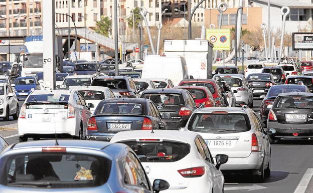 Los atascos en el centro de Valencia expulsan el tráfico hacia las grandes vías y las rondas