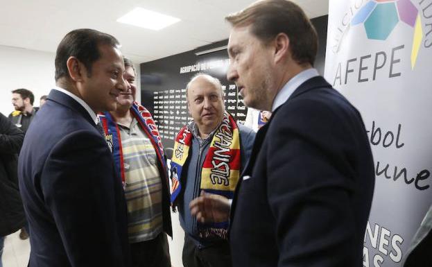 Murthy y Catalán, en la comida de las peñas del Valencia y el Levante