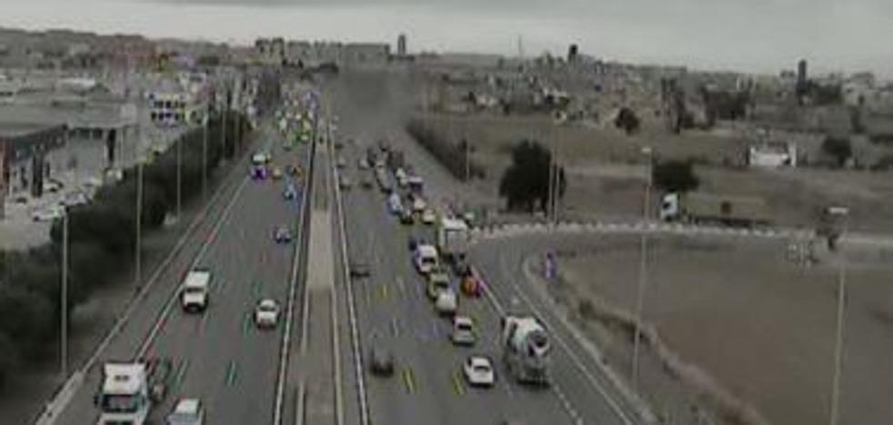 Un accidente en la Pista de Silla provoca un atasco de 9 kilómetros y otro en el bypass obliga a cortar dos carriles de la AP-7