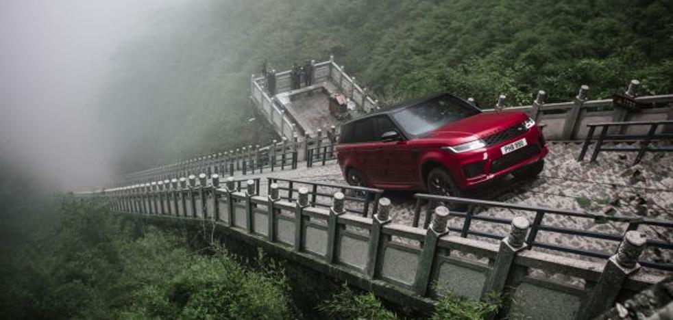 Un todoterreno sube los 999 escalones de una montaña en China