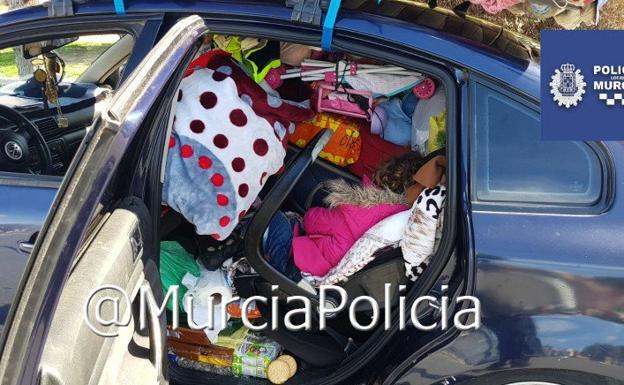 Hallan una niña atrapada entre los bártulos de un coche interceptado por sobrecarga