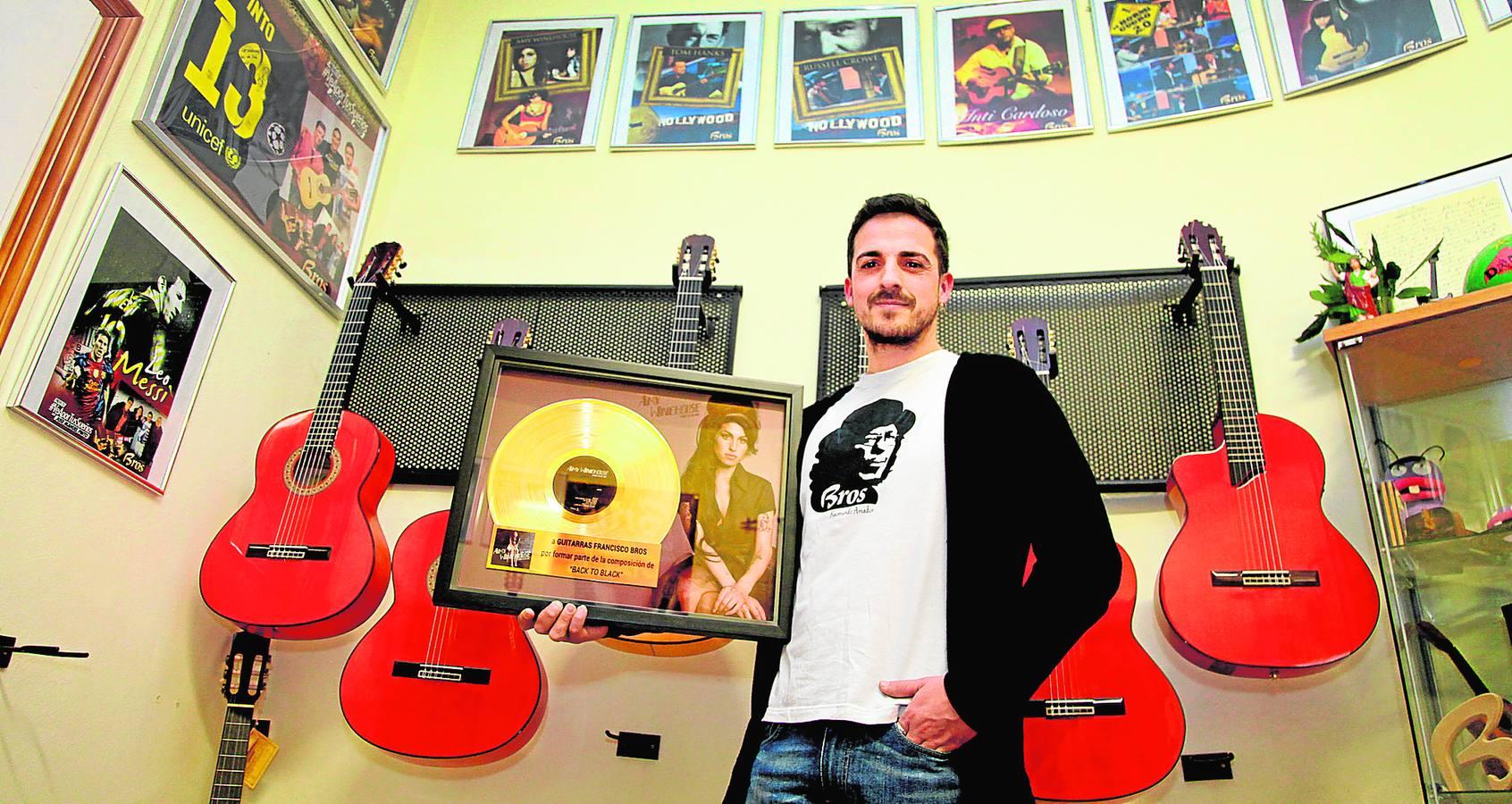 Fotos de las guitarras valencianas que toca Sting