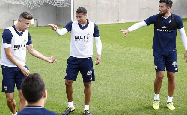 Jeison Murillo se retira del entrenamiento tras recibir un golpe