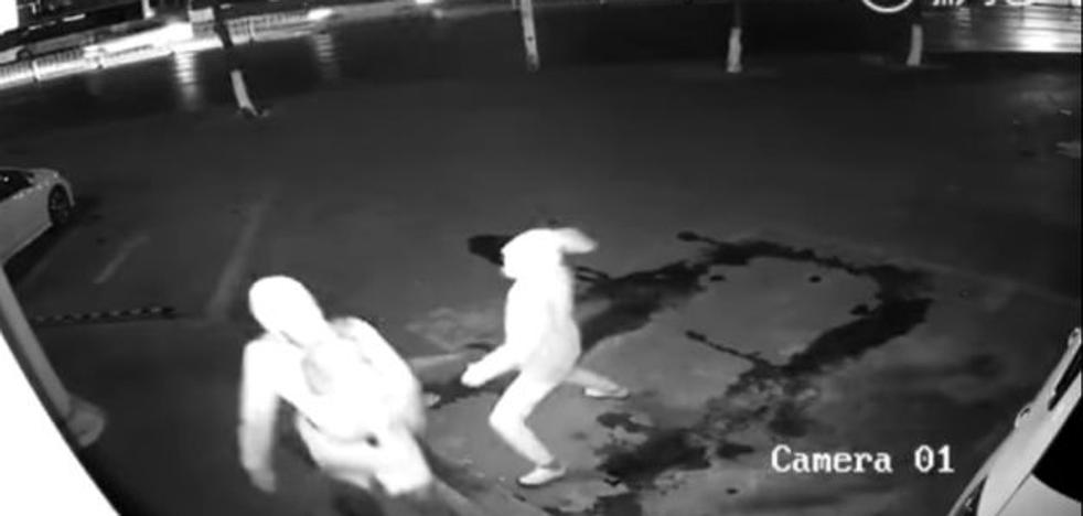 Un ladrón deja 'ko' a su compañero con un ladrillo al intentar romper un escaparate