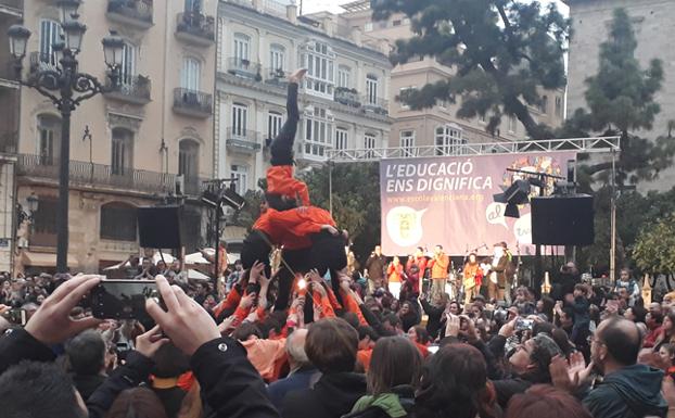 Asistentes a un acto de Escola reivindican la liberación de los presos independentistas