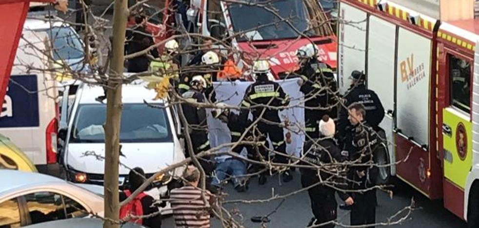 Un hombre muere al sufrir un infarto al volante y choca contra varios vehículos aparcados en Valencia