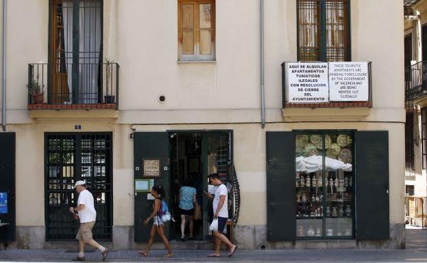 El Ayuntamiento de Valencia suspende cautelarmente las nuevas licencias para abrir hoteles y apartamentos turísticos en Ciutat Vella