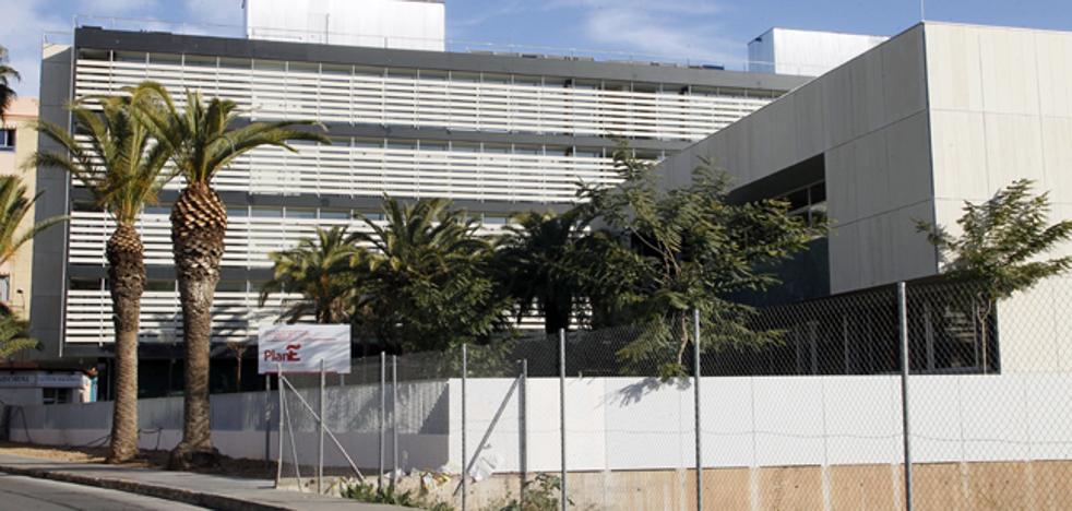 Atraca un banco junto al cuartel de la Guardia Civil de Moncada y se lleva un exiguo botín