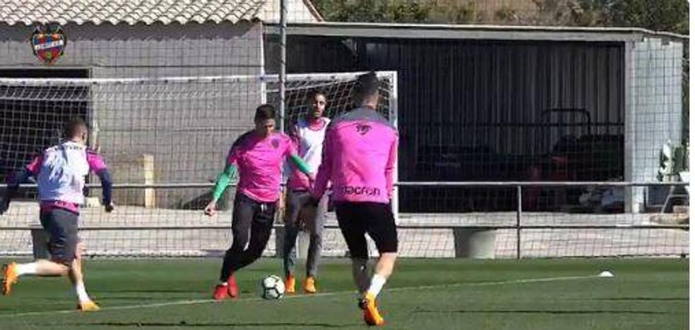 Tito se pasa por el entrenamiento del Levante