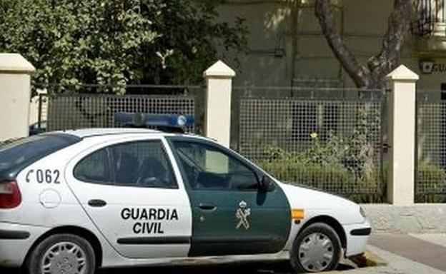 Viola a una mujer que paseaba al perro mientras otras personas le roban sus objetos personales en Torrevieja