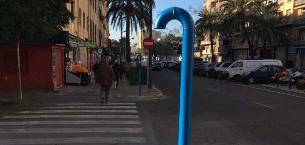 ¿Qué son estos 'bastones' repartidos por distintas calles de Valencia?