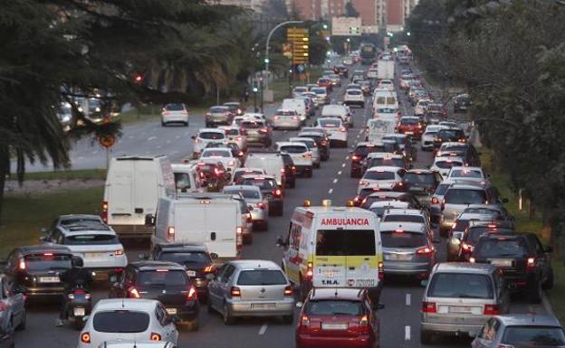 Las autoescuelas evitan la avenida del Cid durante los exámenes por los atascos