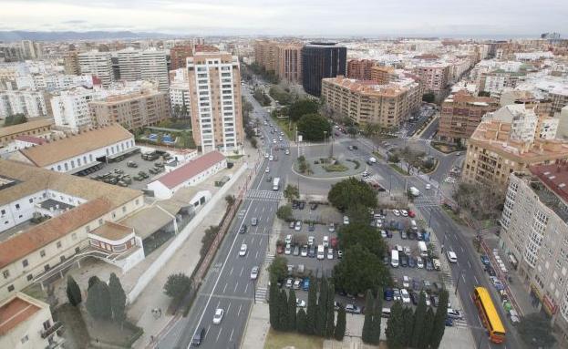 Rompe la nariz a un motociclista que le recriminó provocar un accidente en la avenida Aragón de Valencia