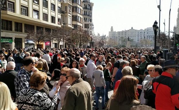 El primer llenazo de las Fallas 2018 en la plaza del Ayuntamiento