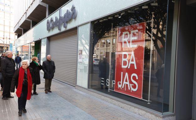 Confusión en el estreno del cierre del comercio en festivos en Valencia