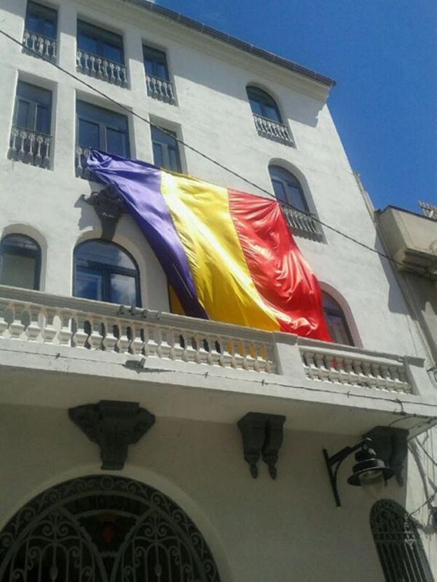 Un juzgado condena al Ayuntamiento de Buñol por colgar la bandera republicana
