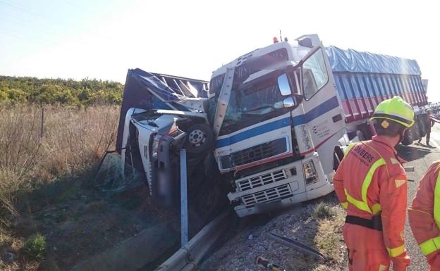 Un camión vuelca encima de otro en la A-7 y causa retenciones de hasta 7 kilómetros