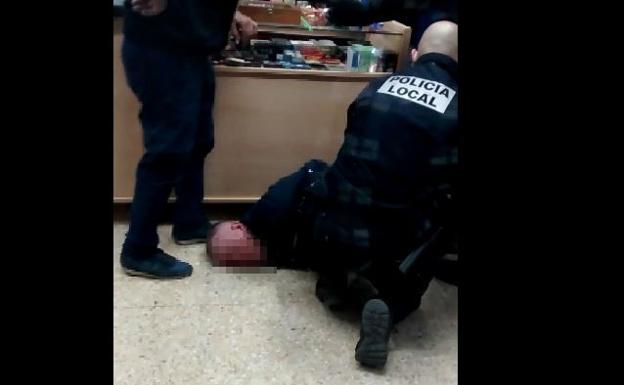 Dos vecinos y un conductor desarman y apresan al atracador de un estanco en Puçol