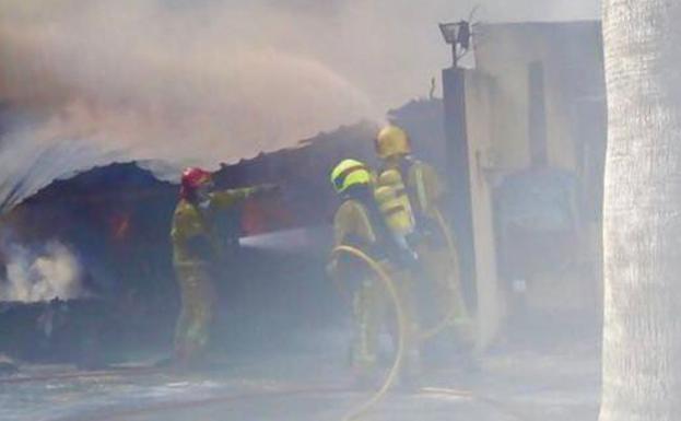 Los bomberos de Benissa controlan un incendio en un chalé de la sierra de Oltà rodeado de pinos