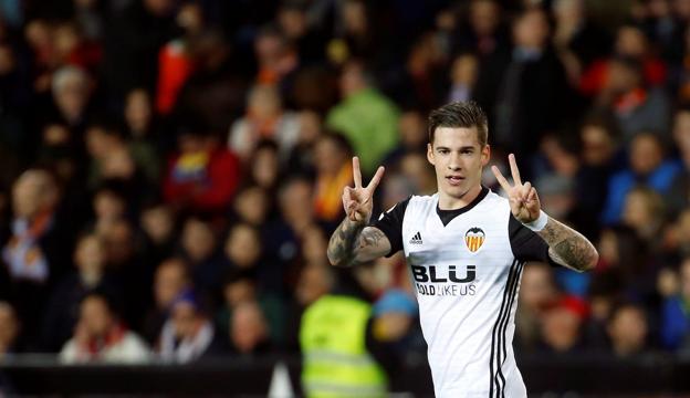 Santi Mina siempre juega