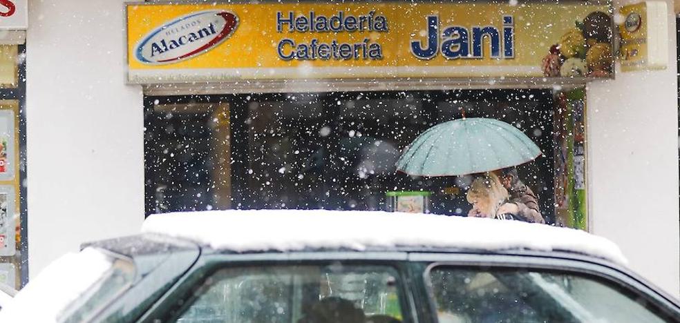 La alerta por el temporal de nieve continúa activa: retrasos de trenes, clases suspendidas y cortes de carreteras