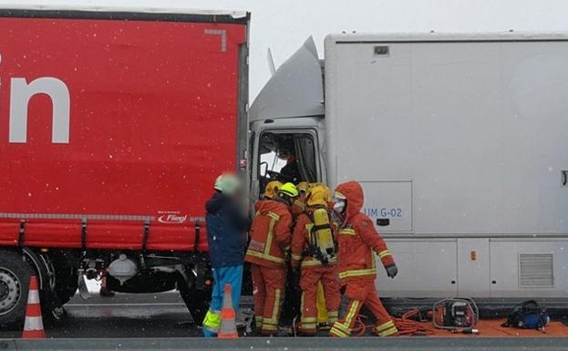 Un camión con carga tóxica choca con otro y se cierra un carril de la A-3 en Caudete de las Fuentes