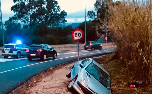 Vuelco lateral de un vehículo en una carretera entre Ondara y Pedreguer