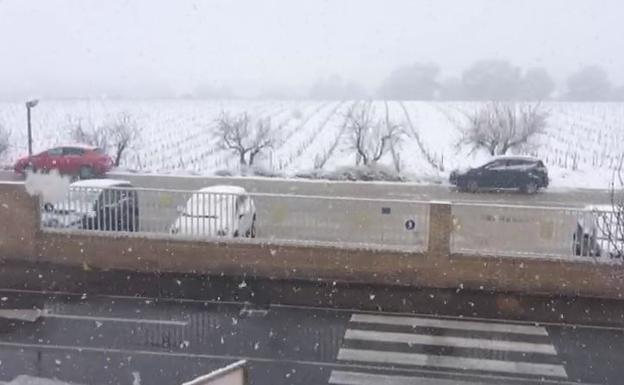 La alerta por el temporal de nieve continúa activa: retrasos de trenes, clases suspendidas y cortes de carreteras