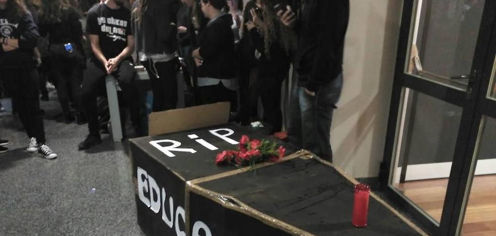 Sentada de estudiantes en el Rectorado de la Universitat para reclamar soluciones a la huelga de profesores asociados