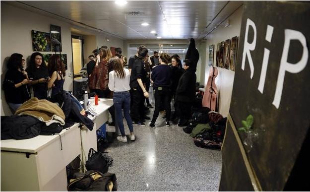 Decenas de alumnos se encierran en el Rectorado de la Universitat durante la noche