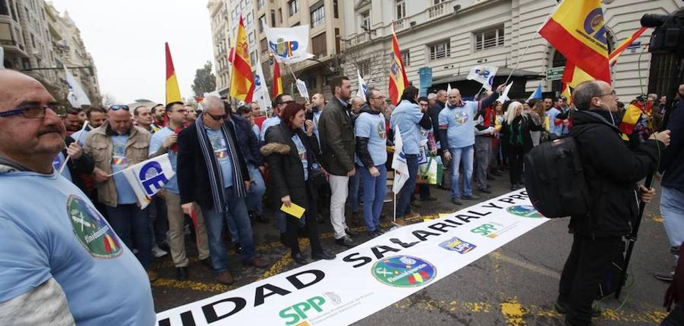 Dos protestas colapsan la plaza del Ayuntamiento antes de la mascletà