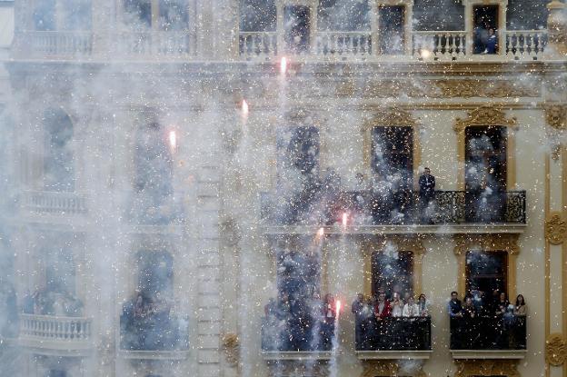 Hacienda revisa los balcones de la plaza del Ayuntamiento